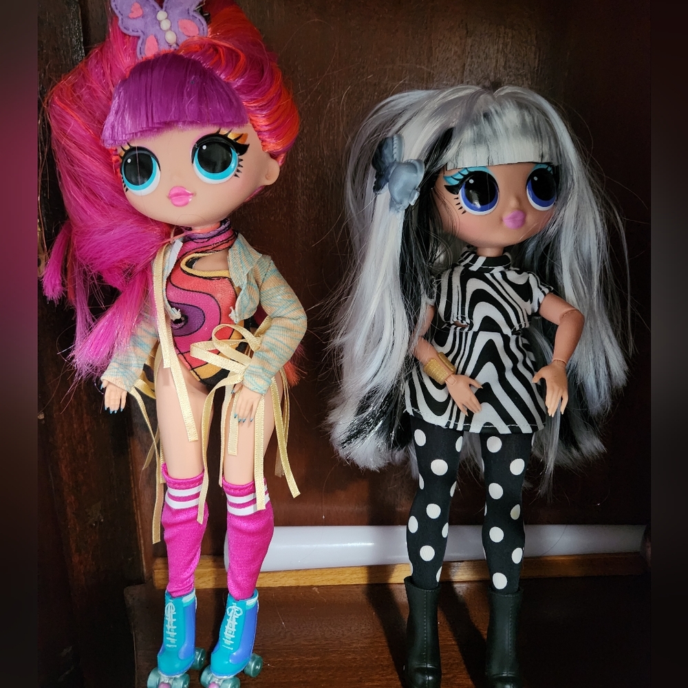 Set of 2 Fashion Dolls - Pink & Black/White Styles